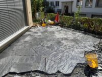 Gartensitzplatz aus Natursteinplatten