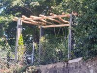 Pergola aus Naturmaterialien spendet Schatten im Sommer